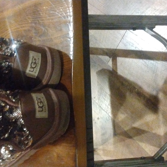 Eva Leopard Leather Uggs - Picture 8 of 8